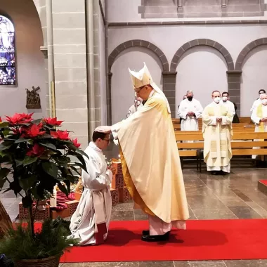 Priesterweihe P. Kulla, Handauflegung durch den Bischof