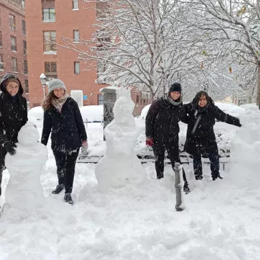 Oblatinnen bauen Schneemänner
