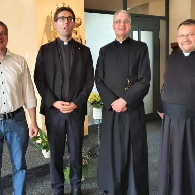 Superior (2.v.r.) und Hausrat des Bonifatiusklosters.