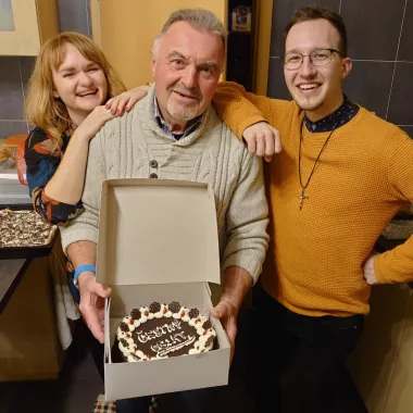 Der neue Ehrenoblate mit zwei Assoziierten