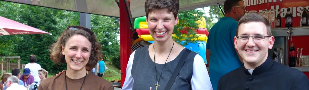 Eine Assoziierte, eine Schwester und ein Oblate stehen nebeneinander