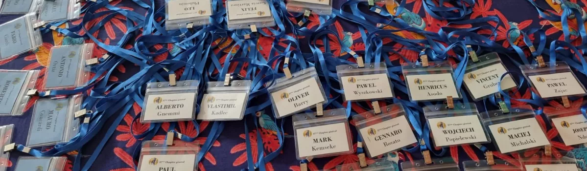 Namenschilder liegen auf einem Tisch