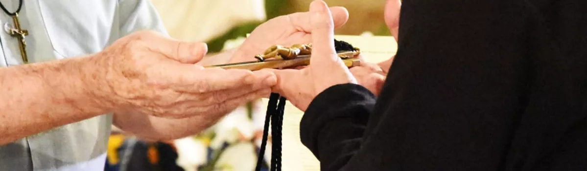 Übergabe des Stifterkreuzes an den neuen Generaloberen