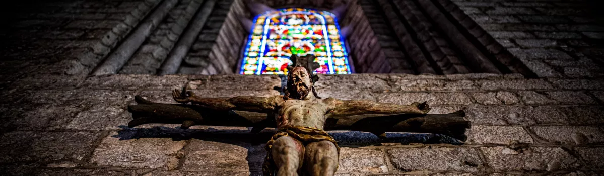 Ein Kruzfix in einer Kirche.