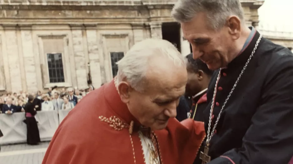 Zusammentreffen von Johannes Paul II. und Pai Puku in Rom /Foto:Nanny 97 (wikimedia)