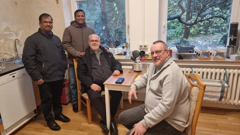 Pater John Thomas (links) und Pater Thomas Wittemann /rechts) mit den Provinzoberen von Indien und der MEP