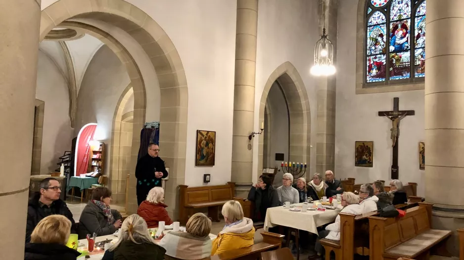 Pater Wittemann begrüßt Gläubige in der Gastkirche St. Barbara