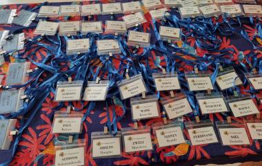 Namenschilder liegen auf einem Tisch