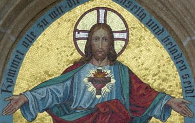 Herz-Jesu-Mosaik über dem Südportal der Pfarrkirche in Bad Kreuzen (Oberösterreich)